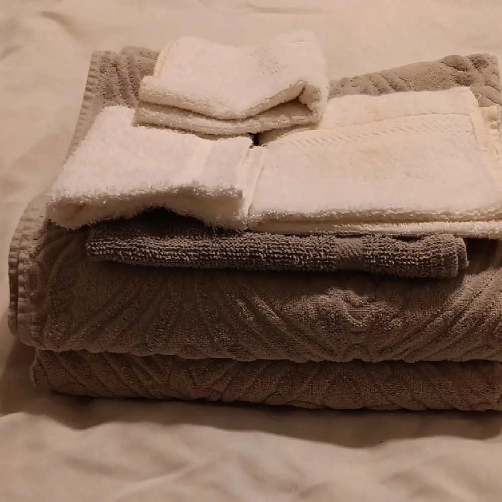 Better Homes And Gardens grays and whites,  8 pc total..